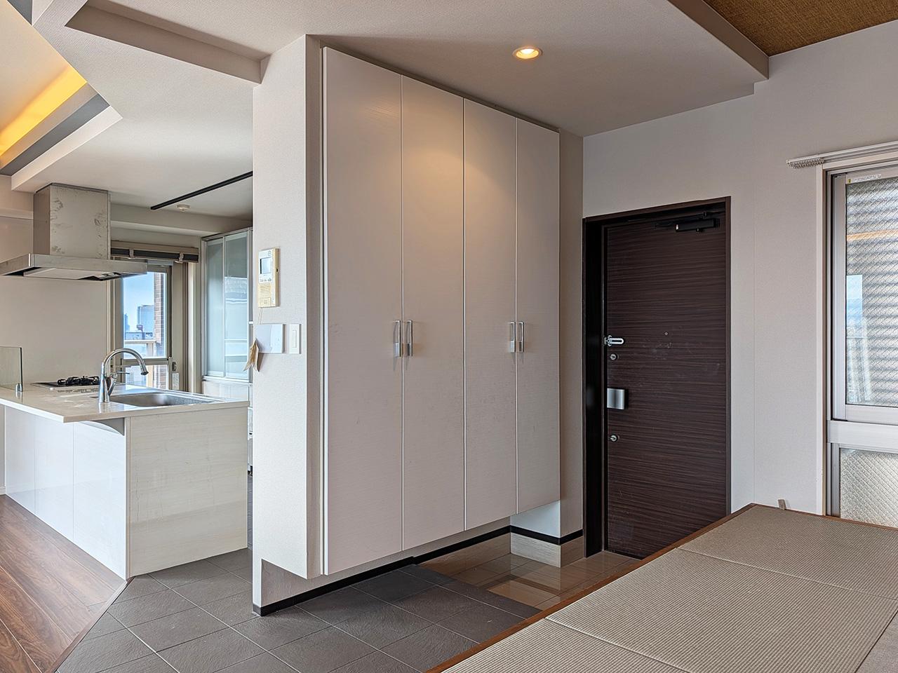 福岡市中央区港の賃貸物件/玄関はLDKの一角に溶け込んでいます。