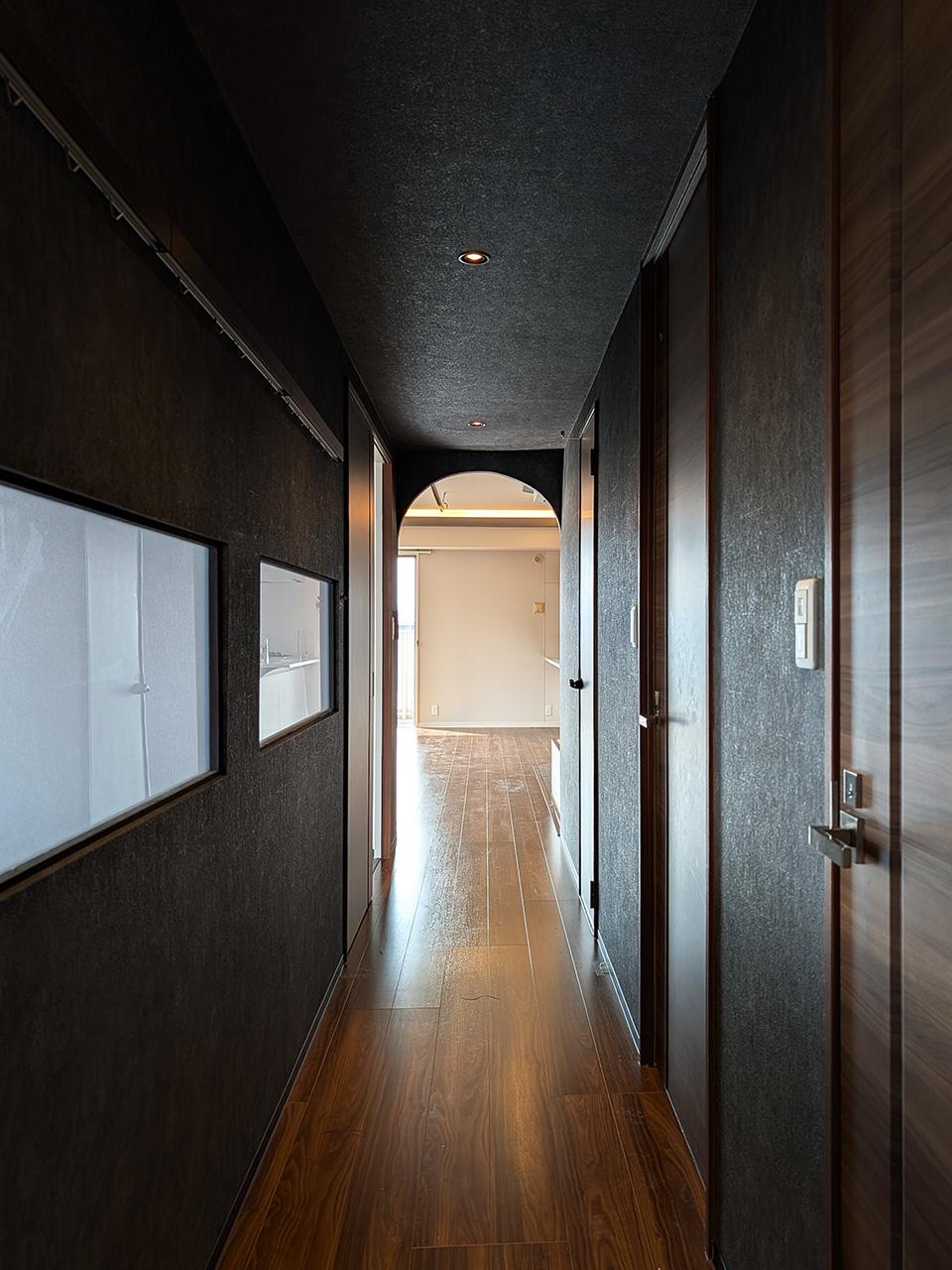 福岡市中央区港の賃貸物件/雰囲気一転、廊下はダークトーンの設え。アールの開口が印象的です。