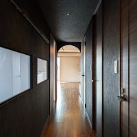 福岡市中央区港の賃貸物件/雰囲気一転、廊下はダークトーンの設え。アールの開口が印象的です。