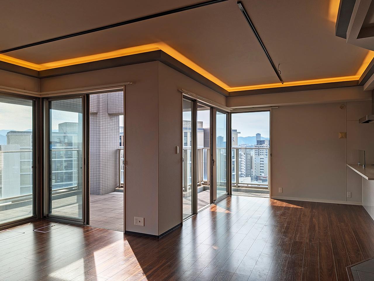 福岡市中央区港の賃貸物件/天井には照明が仕込まれていて、デザインのアクセントになるとともに、空間を優しく照らしてくれています。