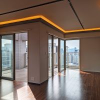 福岡市中央区港の賃貸物件/天井には照明が仕込まれていて、デザインのアクセントになるとともに、空間を優しく照らしてくれています。