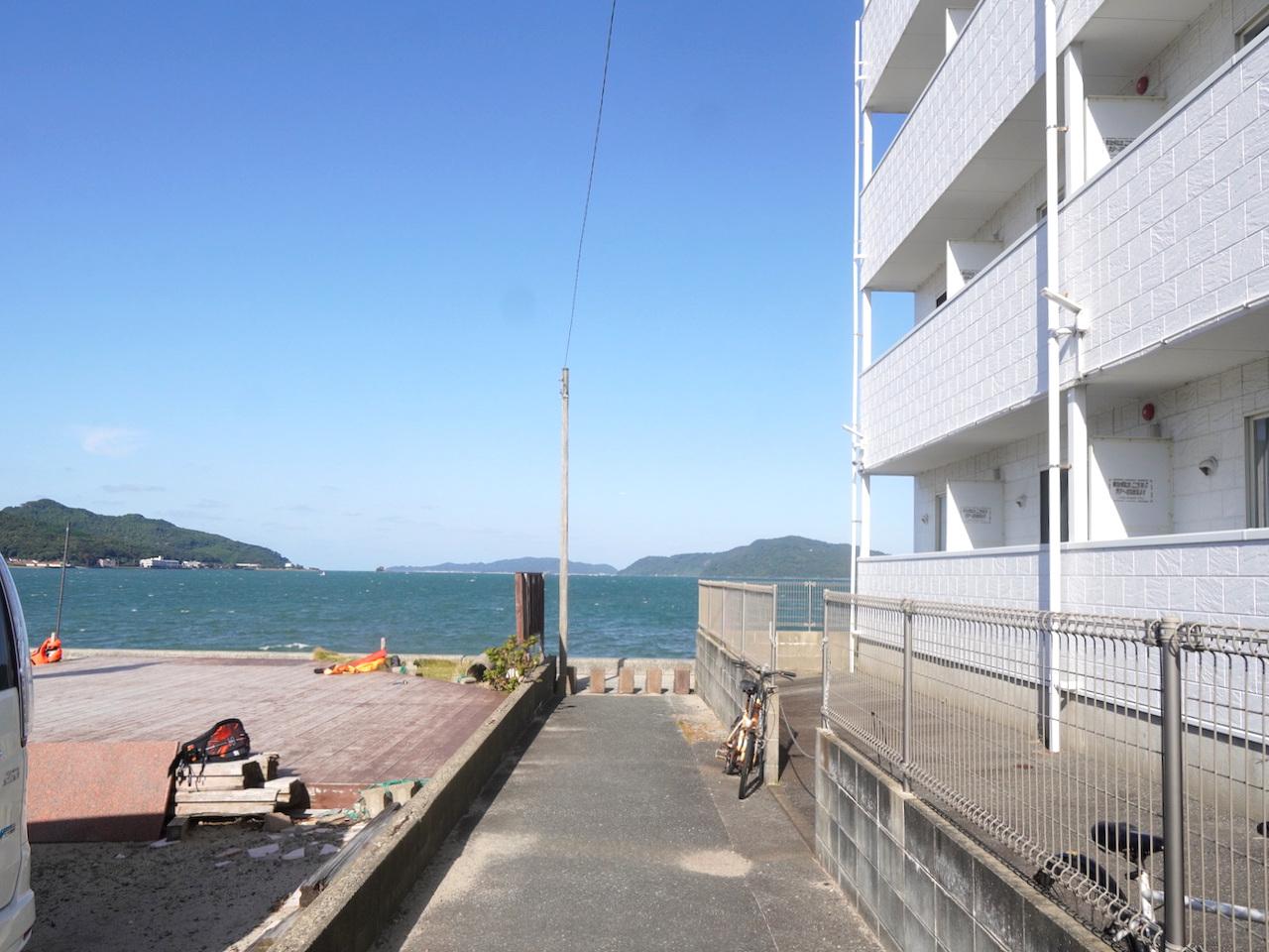 福岡市西区今宿駅前の賃貸物件/建物を出てすぐに海へと繋がる道があります。