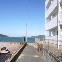 福岡市西区今宿駅前の賃貸物件/建物を出てすぐに海へと繋がる道があります。