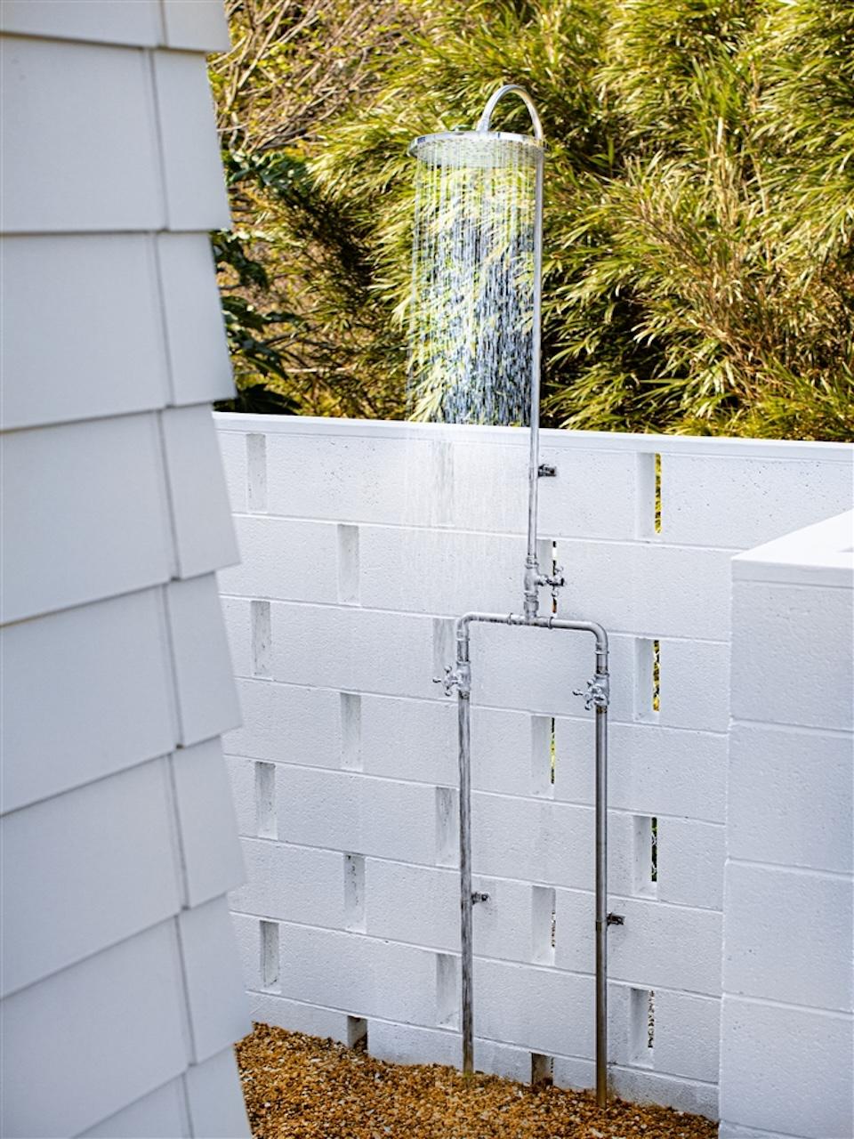 宮崎県日向市大字平岩久保田の賃貸物件/海から戻ったらお庭のオーバーヘッドシャワーへ直行。