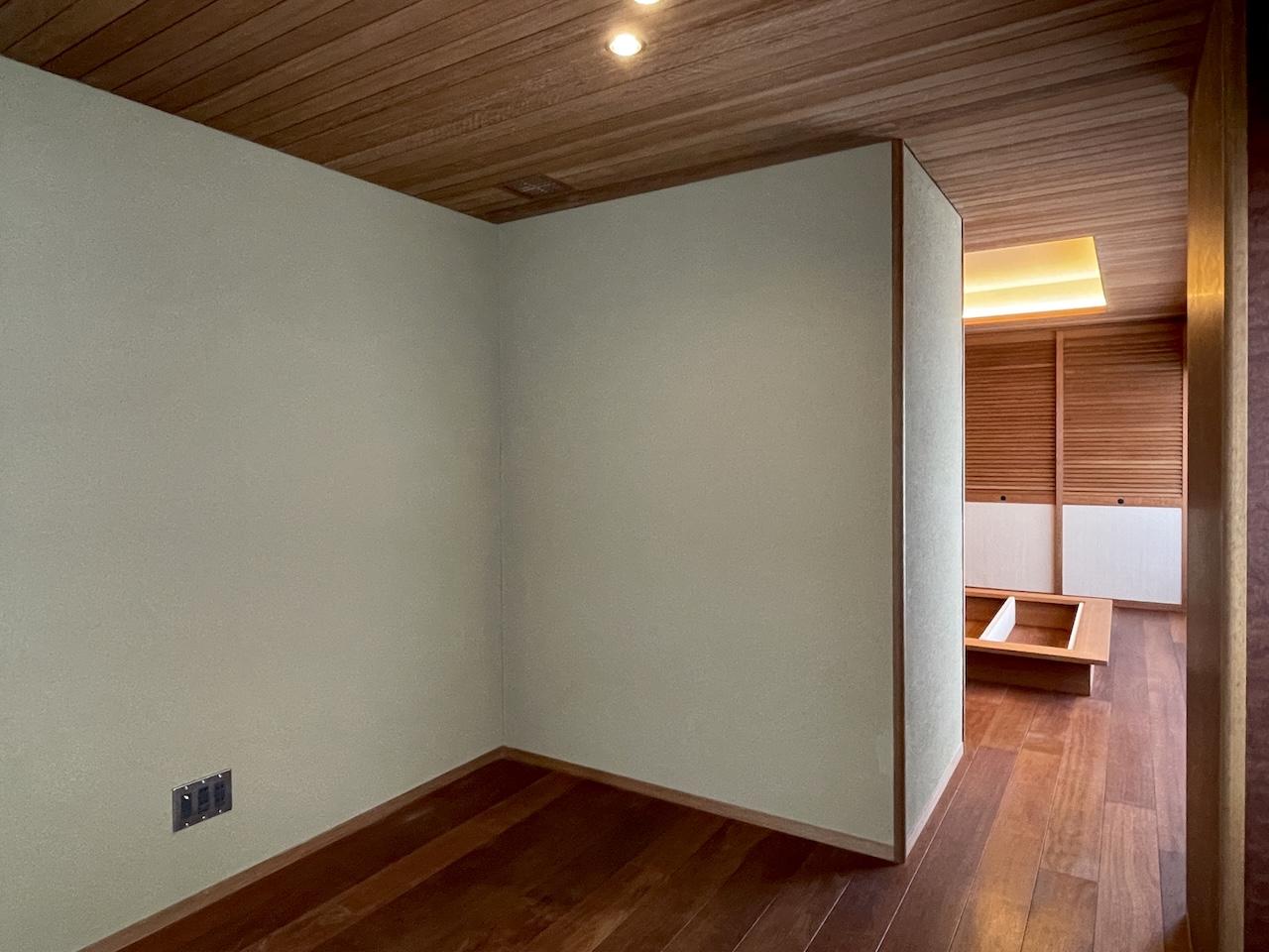 福岡市中央区梅光園の売買物件/寝室前の南側洋室。あえて扉で区切らず、ゆるやかにつながってます。