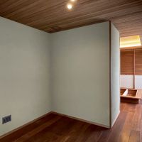 福岡市中央区梅光園の売買物件/寝室前の南側洋室。あえて扉で区切らず、ゆるやかにつながってます。