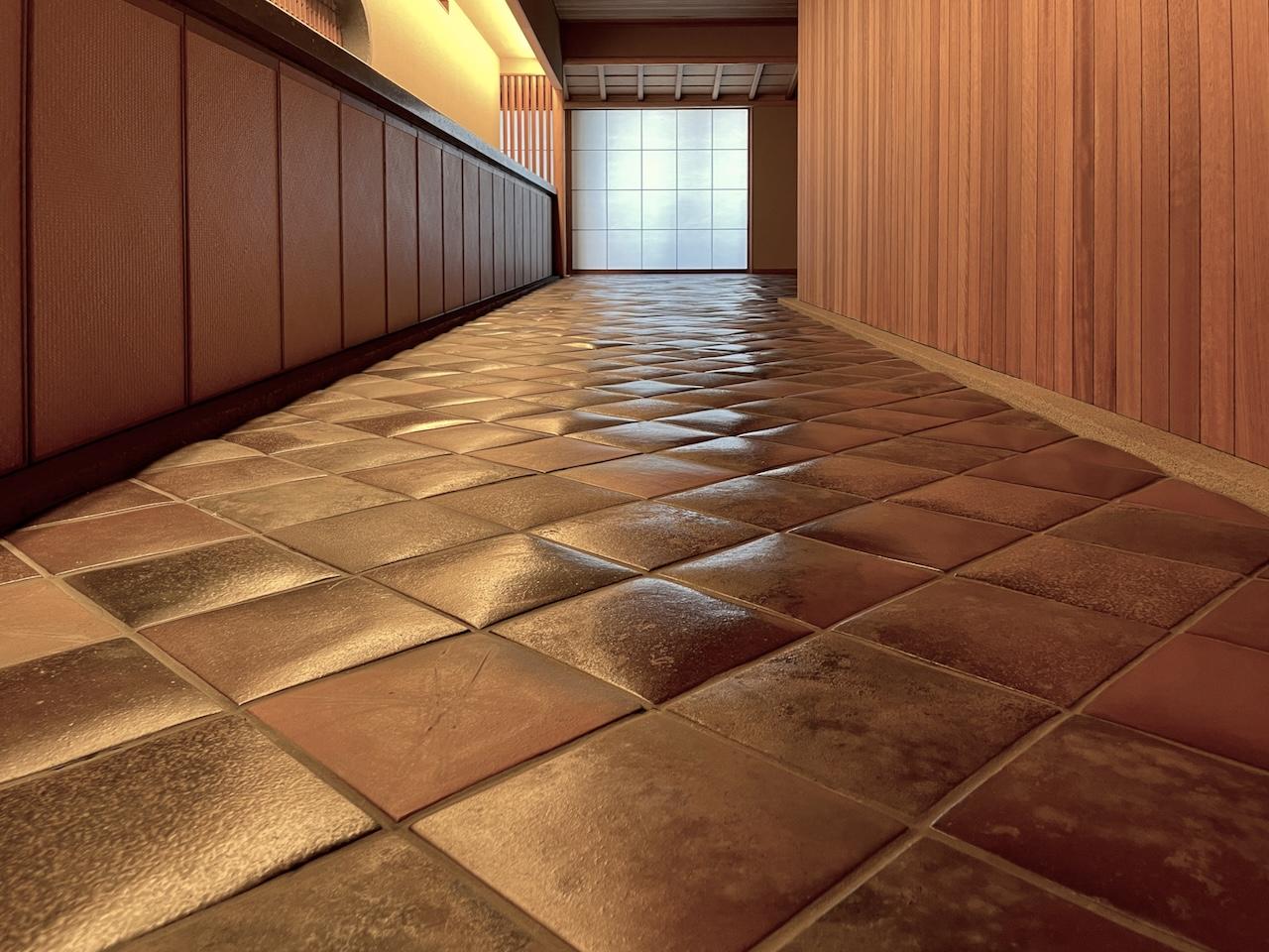 福岡市中央区梅光園の売買物件/床には一枚ずつ表情の違う陶板を丁寧に敷き詰めています。