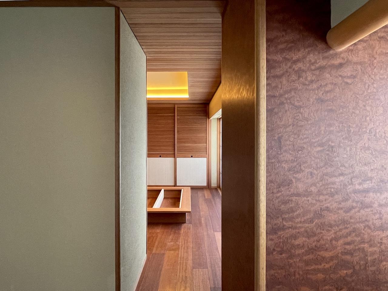 福岡市中央区梅光園の売買物件/右側の独特な模様の木は、ブビンガと呼ばれる珍しい熱帯地域原産の常緑広葉樹。