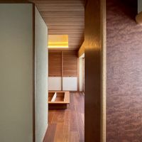 福岡市中央区梅光園の売買物件/右側の独特な模様の木は、ブビンガと呼ばれる珍しい熱帯地域原産の常緑広葉樹。