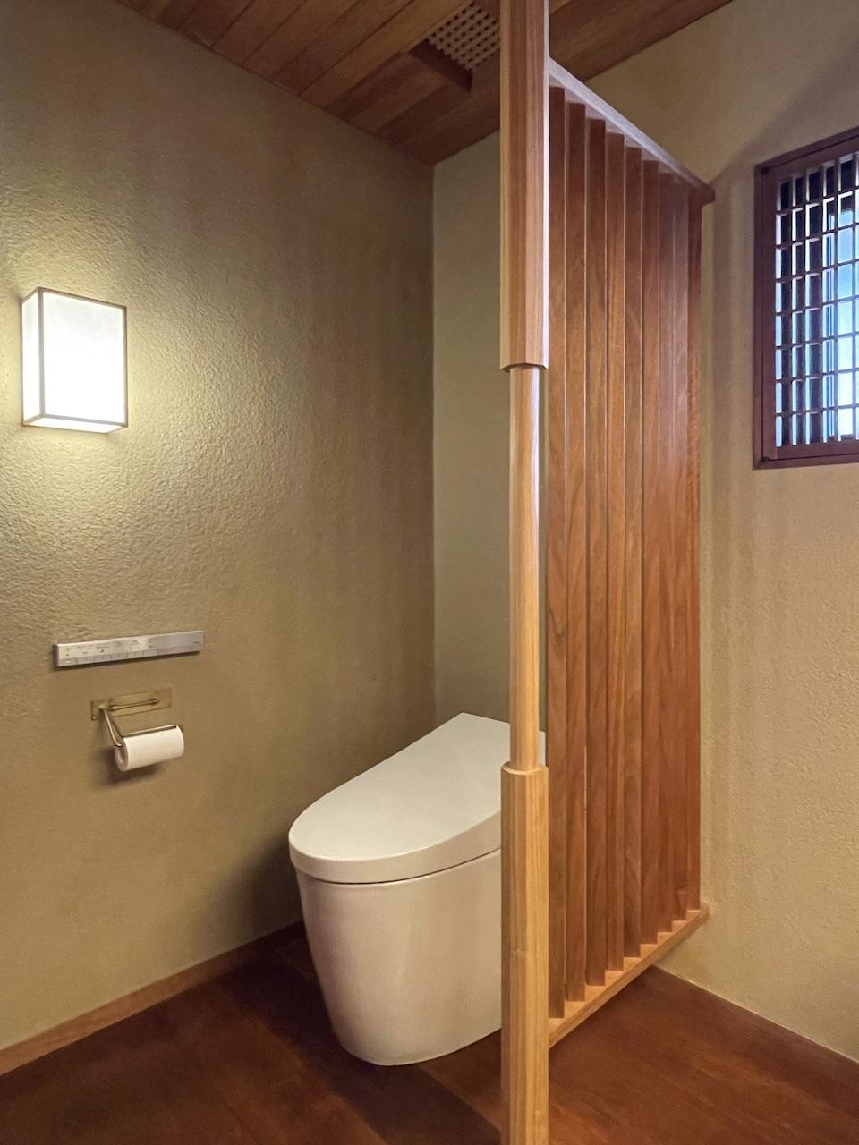 福岡市中央区梅光園の売買物件/トイレの八角柱は手摺として握りやすいように、ろくろで中央を丸く加工。