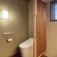 福岡市中央区梅光園の売買物件/トイレの八角柱は手摺として握りやすいように、ろくろで中央を丸く加工。