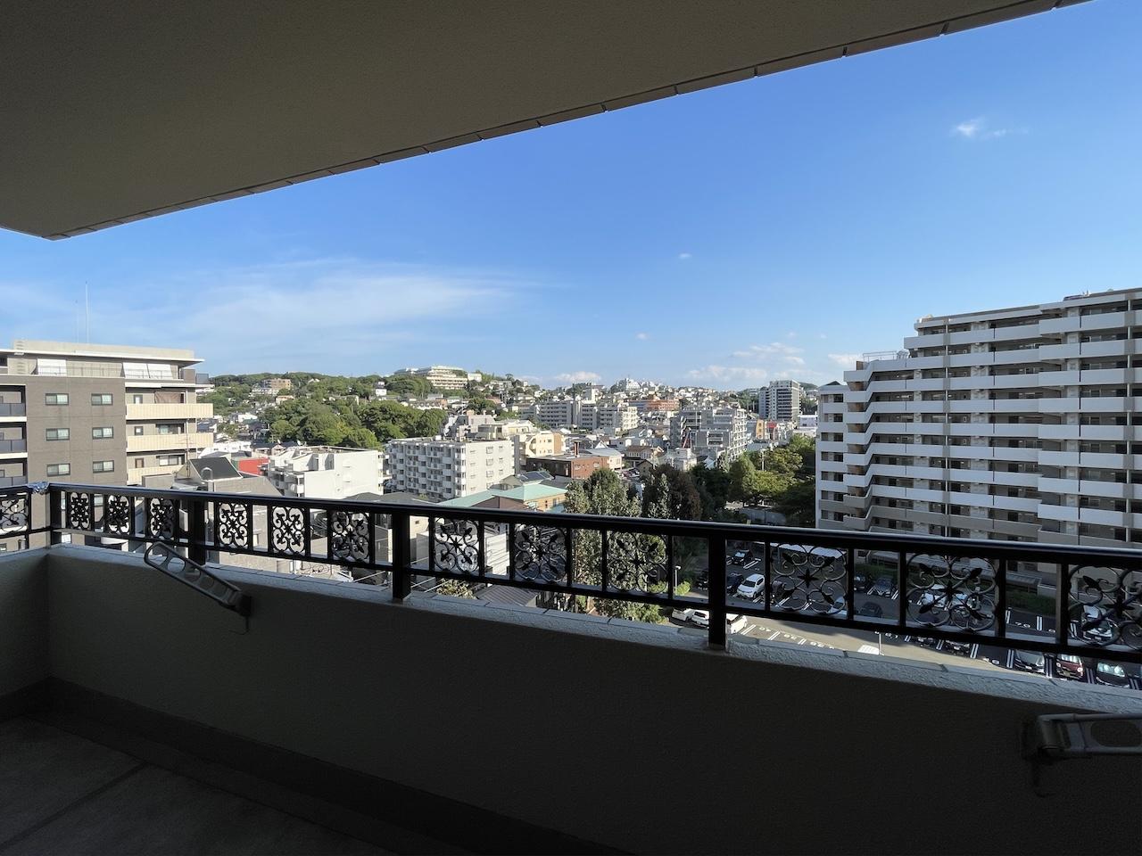 福岡市中央区梅光園の売買物件/南側バルコニー。内装に心奪われてましたが、こちらも負けじと抜けており心地よい。