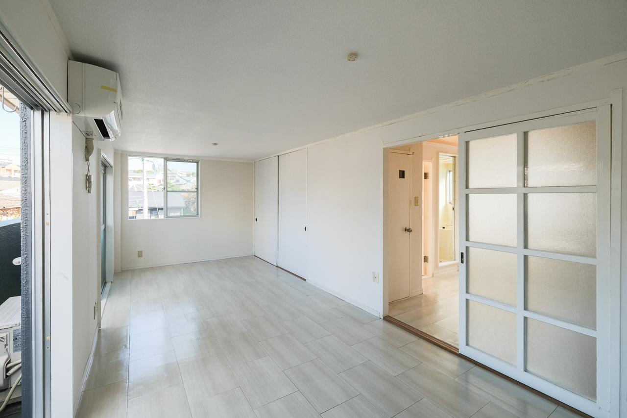 福岡市中央区谷の賃貸物件/床も壁も白くて明るいリビング。