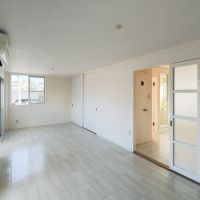 福岡市中央区谷の賃貸物件/床も壁も白くて明るいリビング。