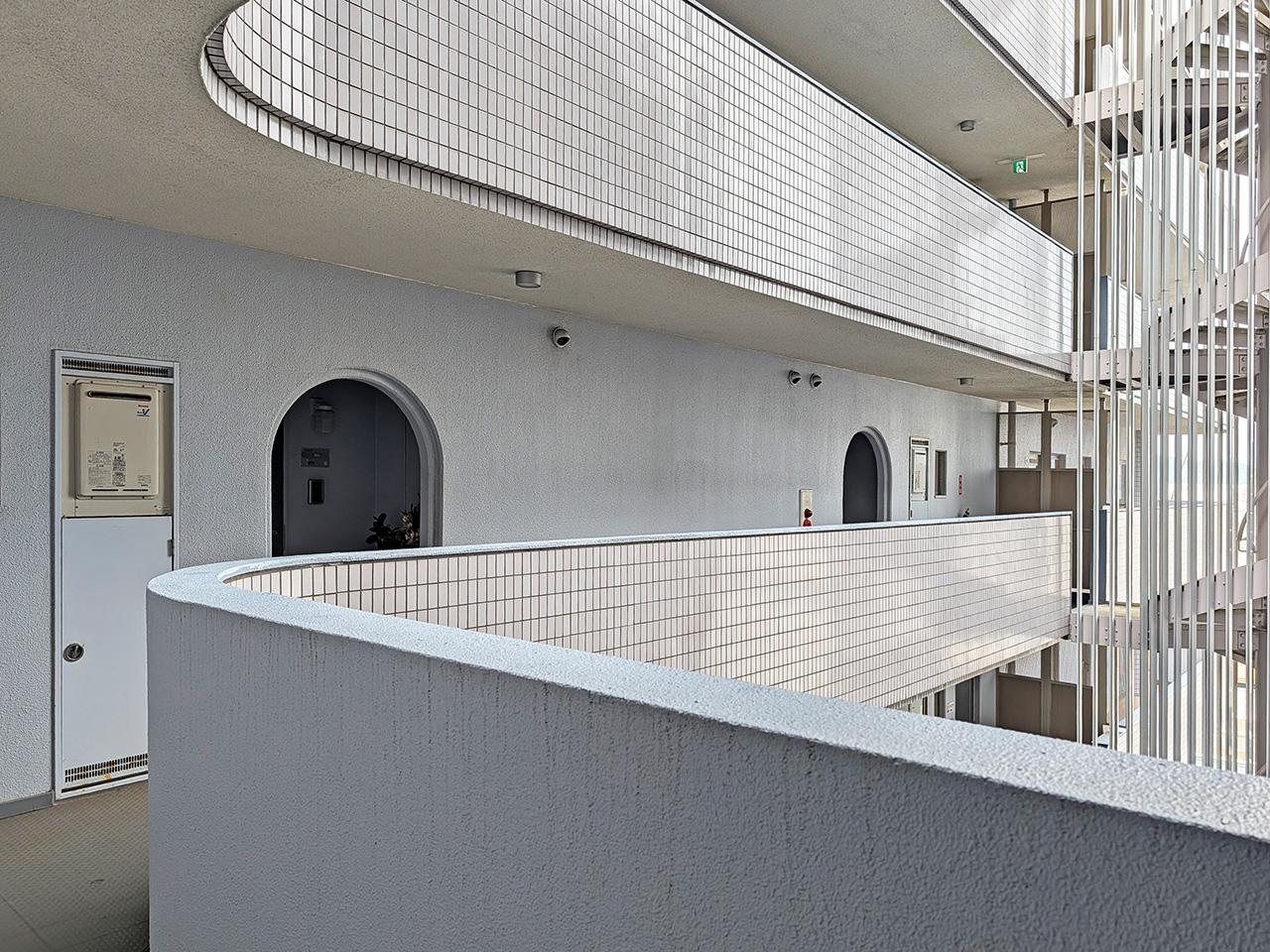 福岡市西区今宿青木の売買物件/共用部はアールを描いたデザイン。