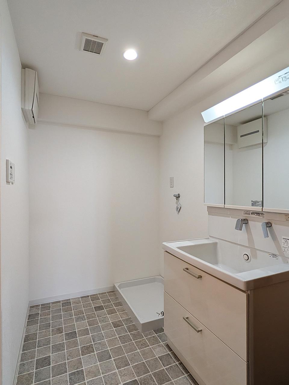 福岡市西区今宿青木の売買物件/洗面スペース。もちろん一新されています。