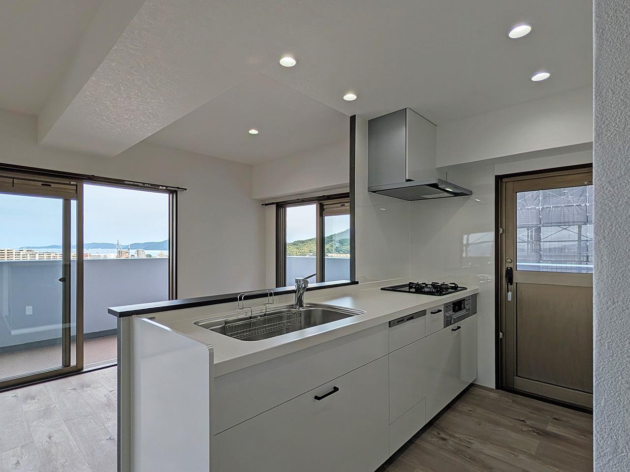 福岡市西区今宿青木の売買物件/キッチンからも外の景色がしっかりと見えます。