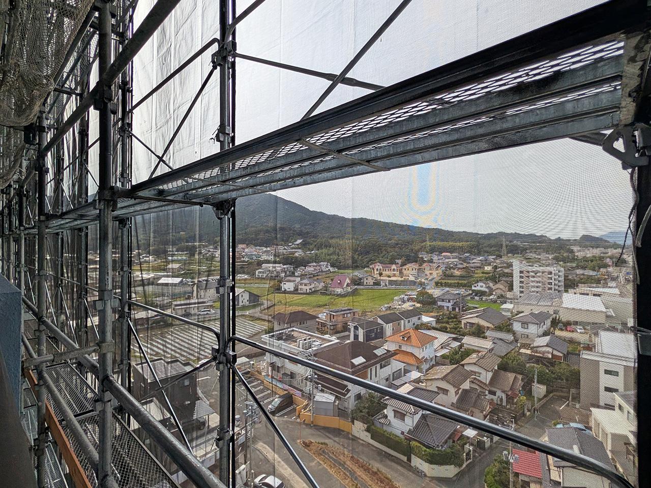 福岡市西区今宿青木の売買物件/現在は大規模修繕工事中ですが、奥には緑の景色が広がります。