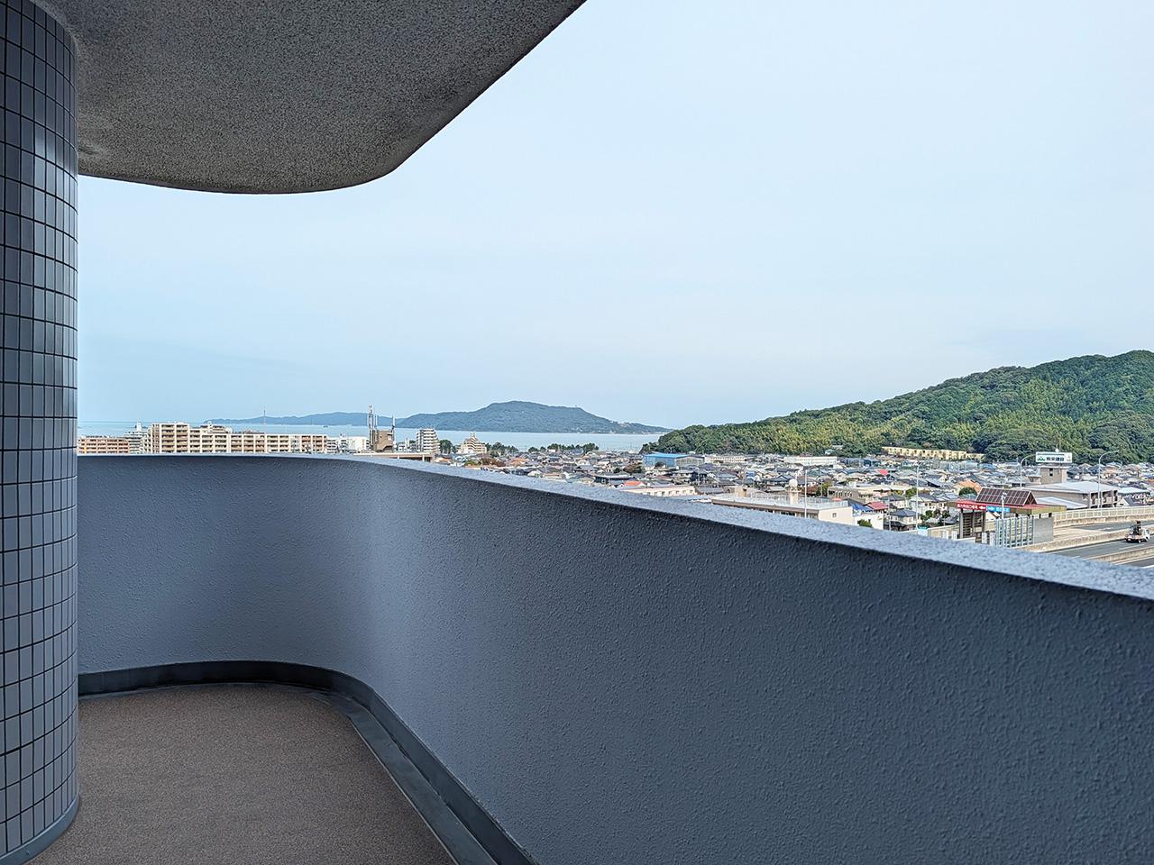 福岡市西区今宿青木の売買物件/外に出ると、ブルーとグリーン。3面に広がるバルコニーは、山から海、そして…
