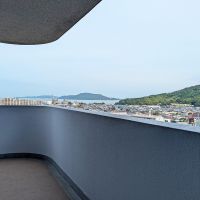 福岡市西区今宿青木の売買物件/外に出ると、ブルーとグリーン。3面に広がるバルコニーは、山から海、そして…