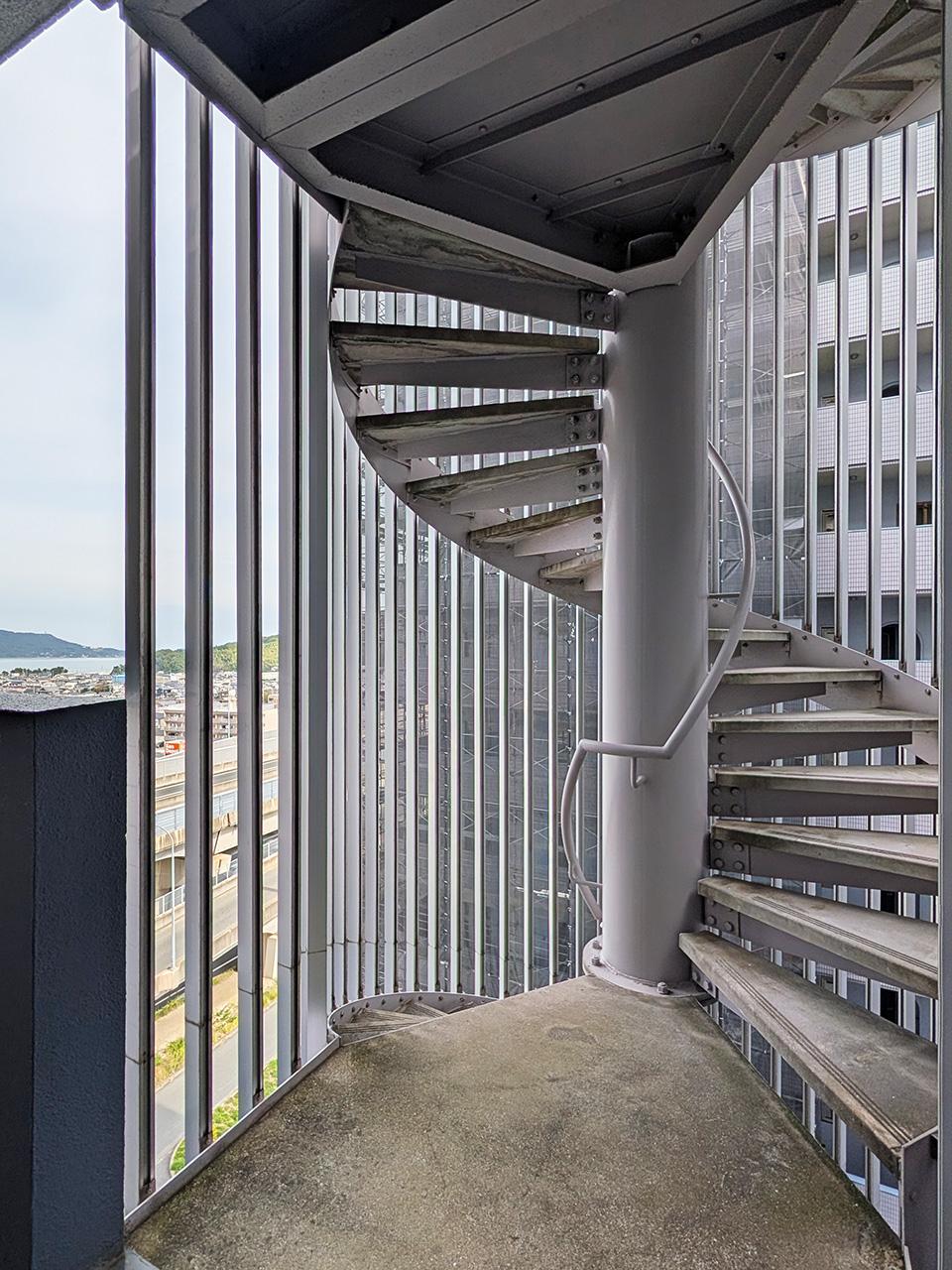 福岡市西区今宿青木の売買物件/螺旋階段な外階段。