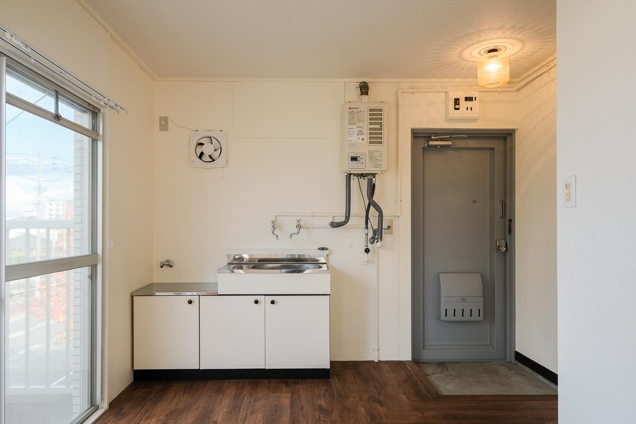 福岡市城南区茶山の賃貸物件/キッチンや玄関ドアも塗装され綺麗になっています