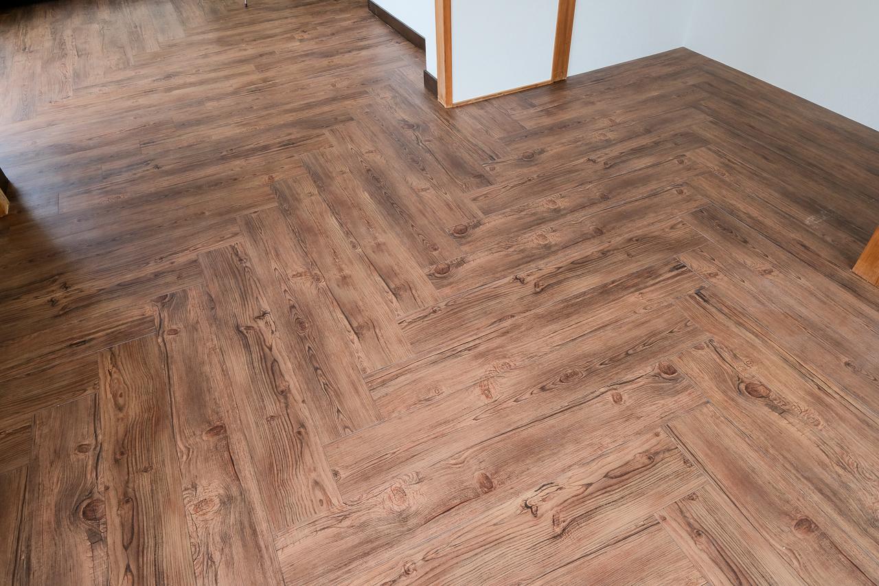 福岡市城南区茶山の賃貸物件/よく見ると床はヘリンボーン調