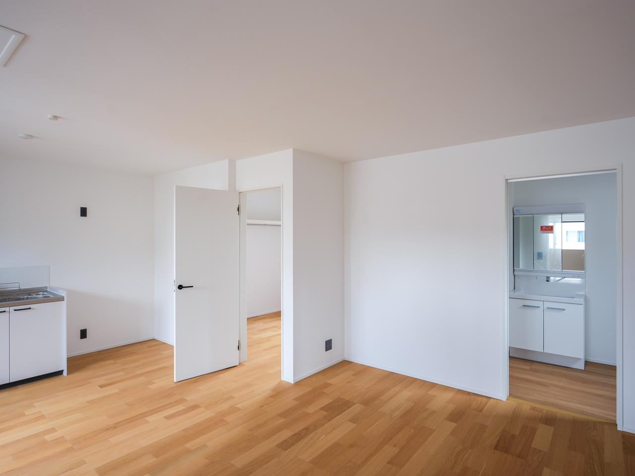 山口県防府市八王子の賃貸物件/白と木を基調にした今っぽいシンプルな内装で、北欧家具やアンティークも自然に馴染みそう。