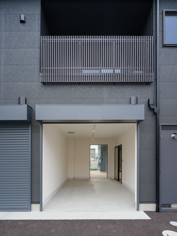 山口県防府市八王子の賃貸物件/ガレージ付きの区画もあって、使い方の想像がふくらみます。