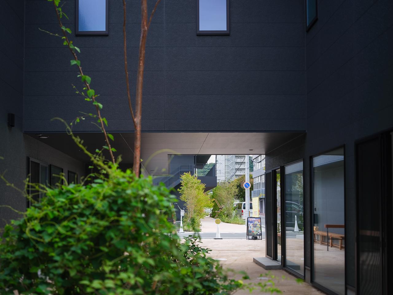 山口県防府市八王子の賃貸物件/ほっとする植栽のあるアプローチ。ここを抜けていく時間も心地いい。