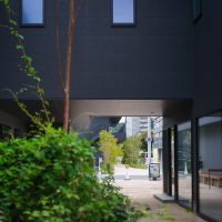 山口県防府市八王子の賃貸物件/ほっとする植栽のあるアプローチ。ここを抜けていく時間も心地いい。