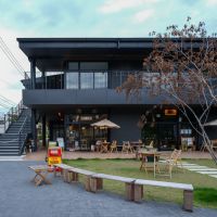 山口県防府市八王子の賃貸物件/週末には広場でイベントが開催されされることも。