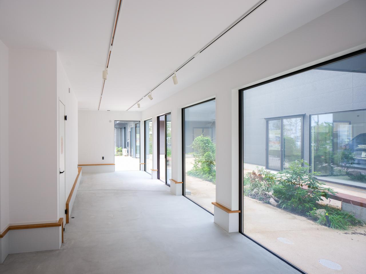 山口県防府市八王子の賃貸物件/窓の向こうに、ゆるくご近所の気配がのぞく感じがいい。