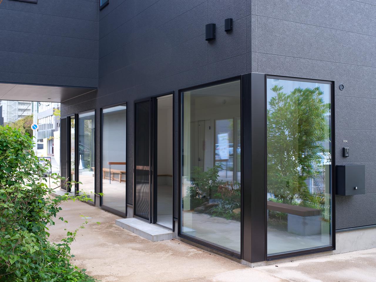 山口県防府市八王子の賃貸物件/大きな窓のおかげで、通りからもお店の雰囲気がすこし見えてきます。