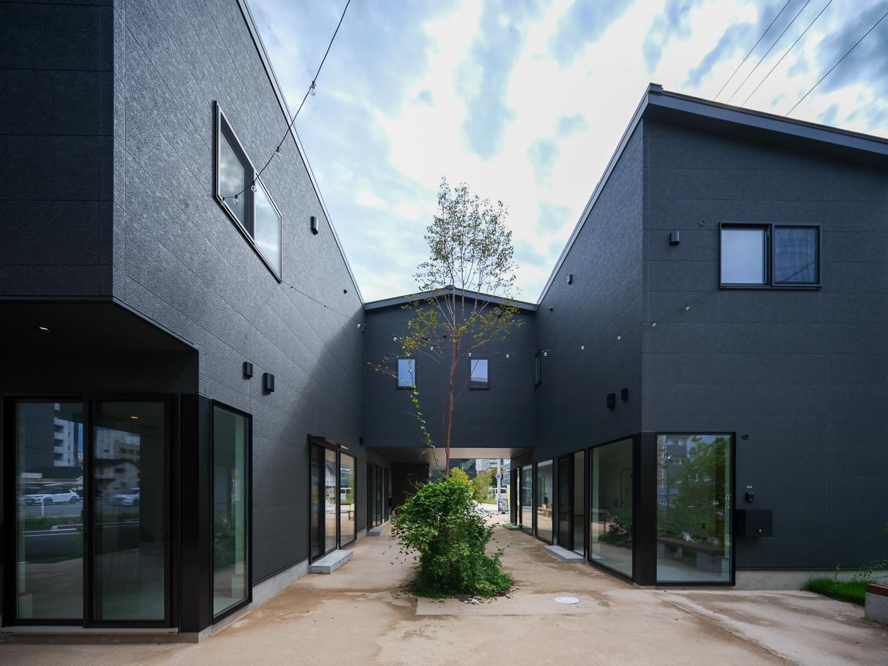 山口県防府市八王子の賃貸物件/お店と暮らしが小道でつながる複合施設。住居兼テナントがアーケードのように続きます。