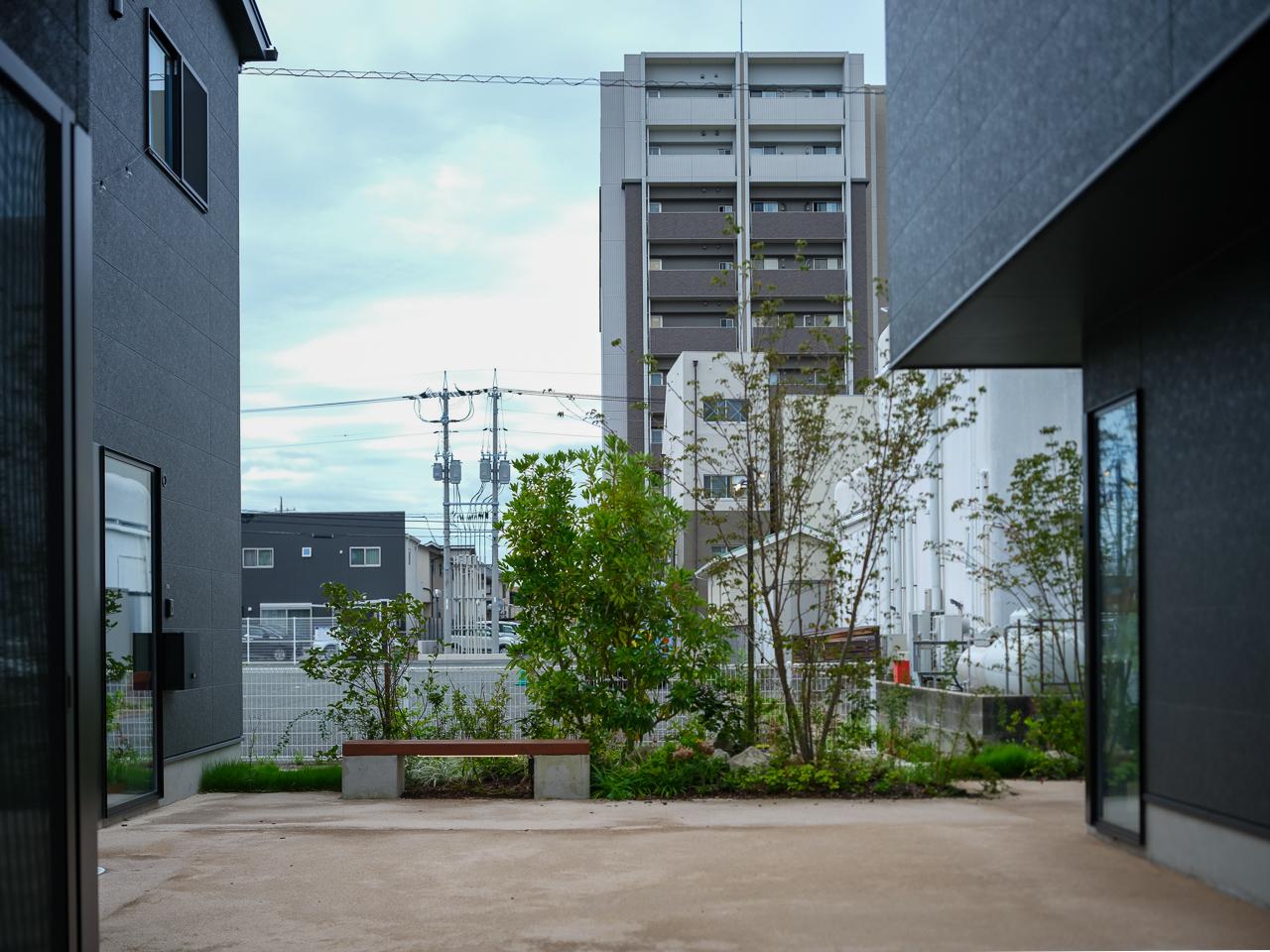 山口県防府市八王子の賃貸物件/通りの途中にはベンチも。ここでご近所さん同士がおしゃべりする姿もありそう。