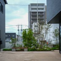 山口県防府市八王子の賃貸物件/通りの途中にはベンチも。ここでご近所さん同士がおしゃべりする姿もありそう。