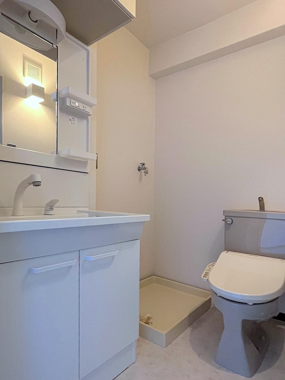 福岡市早良区西新の賃貸物件/洗面台とトイレと洗濯機置き場は集約されています。