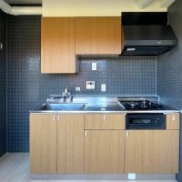 福岡市早良区西新の賃貸物件/キッチンはシックなタイル。