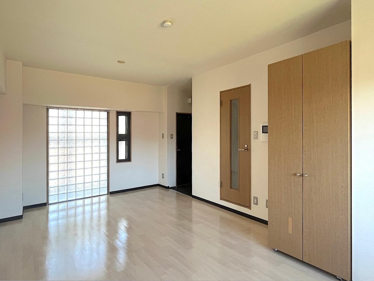 福岡市早良区西新の賃貸物件/ガラスブロックが南の光を優しく取り込み、室内に穏やかな明るさをもたらしています。