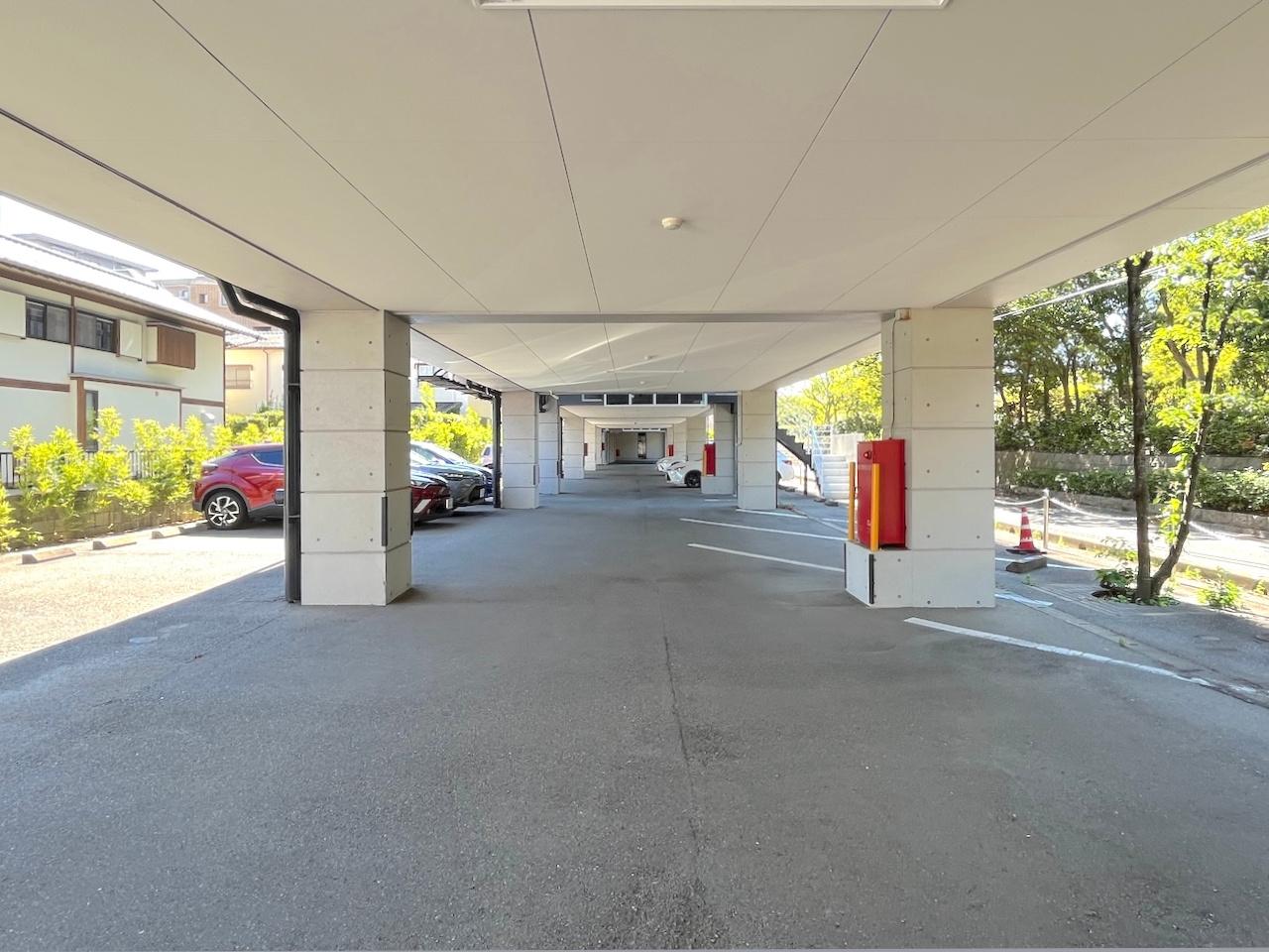 福岡市早良区西新の賃貸物件/建物下は駐車場。