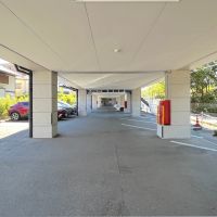 福岡市早良区西新の賃貸物件/建物下は駐車場。