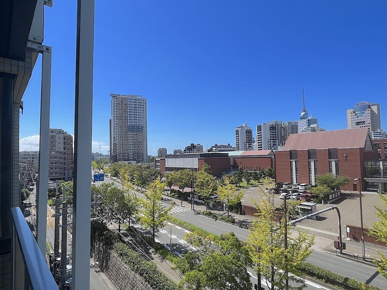 福岡市早良区西新の賃貸物件/北向きのバルコニーからはおしゃれな小学校。