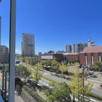 福岡市早良区西新の賃貸物件/北向きのバルコニーからはおしゃれな小学校。