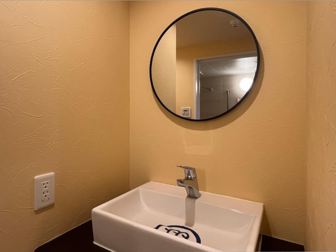 福岡市城南区飯倉の賃貸物件/独立洗面台。丸い鏡もいい感じ。