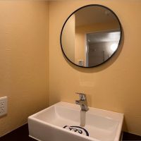 福岡市城南区飯倉の賃貸物件/独立洗面台。丸い鏡もいい感じ。