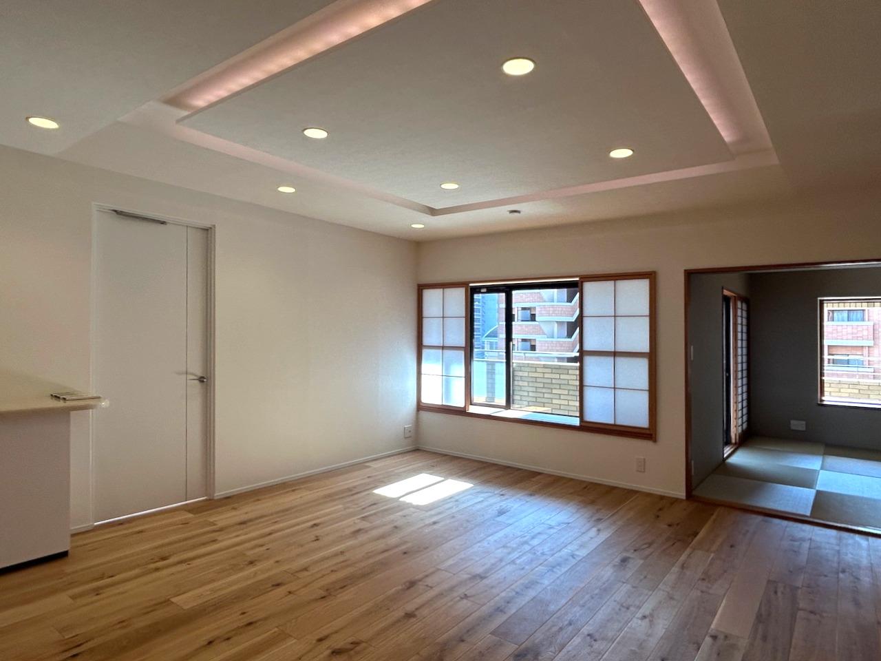 福岡市中央区荒戸の賃貸物件/オークの無垢材のおかげで、全体にやわらかい雰囲気。