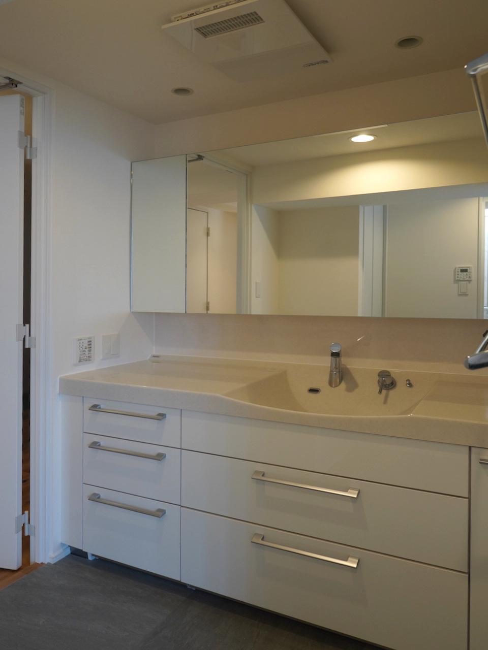 福岡市中央区荒戸の賃貸物件/横長でゆったりとした洗面台。