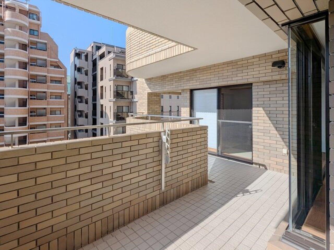 福岡市中央区荒戸の賃貸物件/バルコニーはL字型で奥行きもしっかりあります。