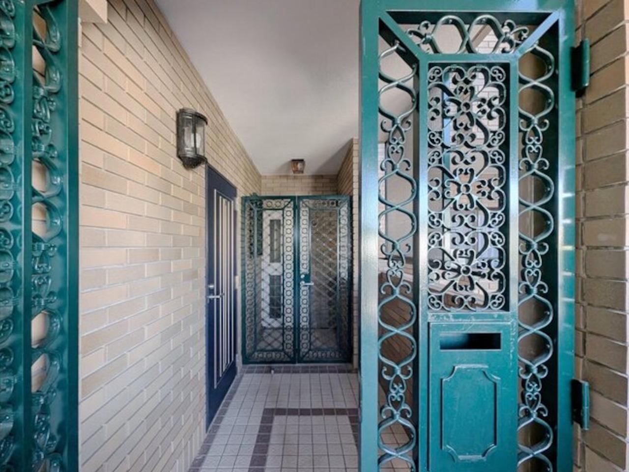 福岡市中央区荒戸の賃貸物件/玄関のポーチも、ゆったり。扉が上品でいい雰囲気です。